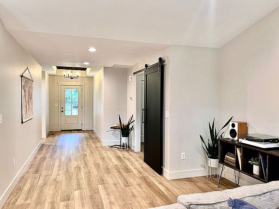 4th image of 215 W North St