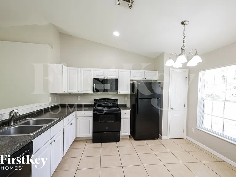 915 Kanuga St E — Photo 7