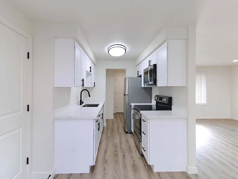 2 Bed 1 Bath - Kitchen