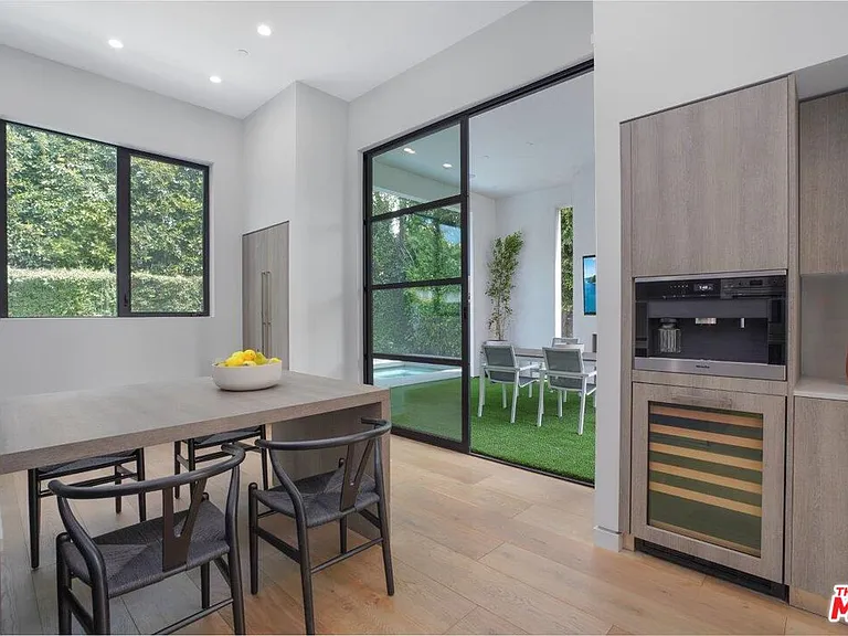 346 N Kings Rd — Photo 14