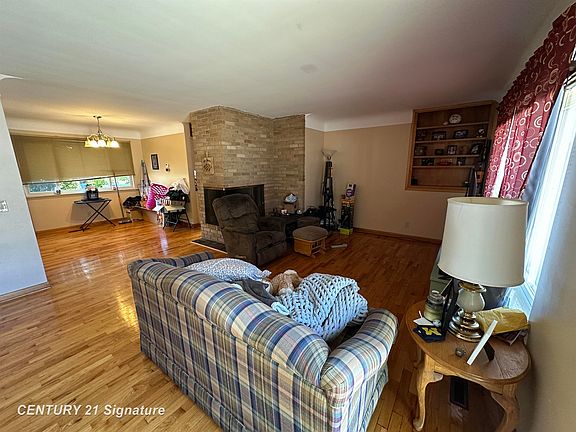 5th image of 412 Chestnut St