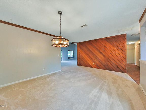 3rd image of 1912 Sherry Dr N