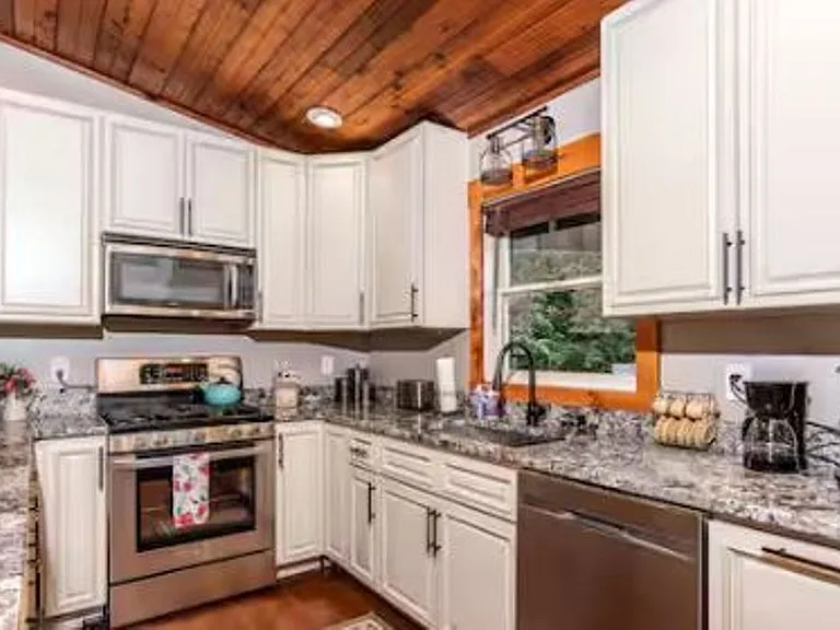 623 Wintergreen Dr — Photo 8