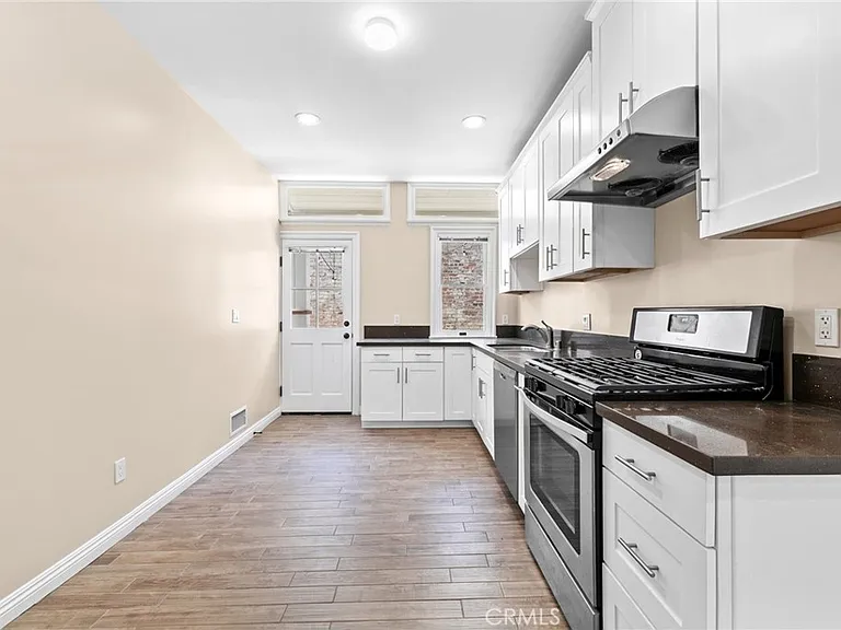221 N Raymond Ave #8 — Photo 9