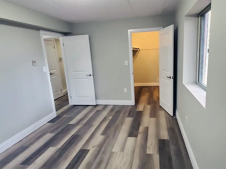 349 Queenston St — Photo 4
