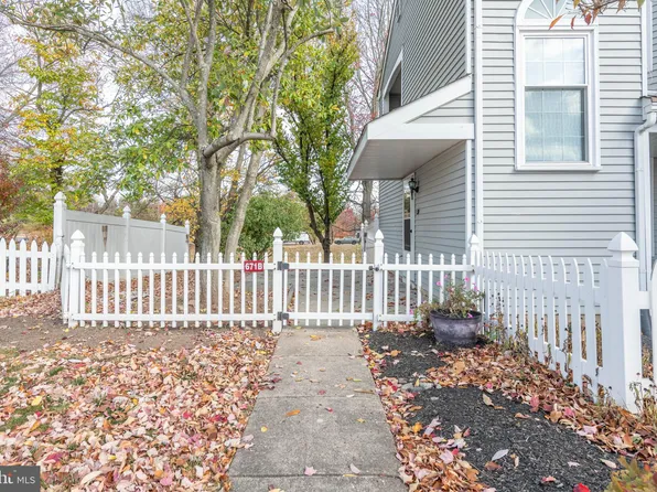 671 Rose Hollow Dr, Morrisville, PA 19067