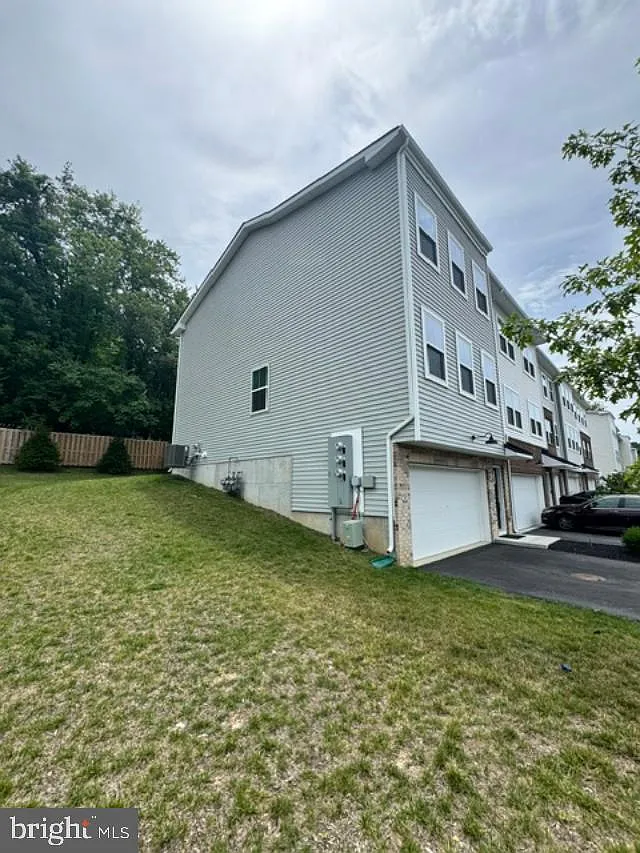 3 bed, 2.5 bath, 2227 sqft, $3,195 — Photo 2