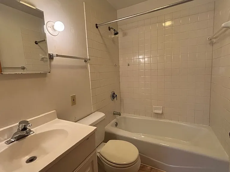 1635 Sherburne Ave — Photo 10