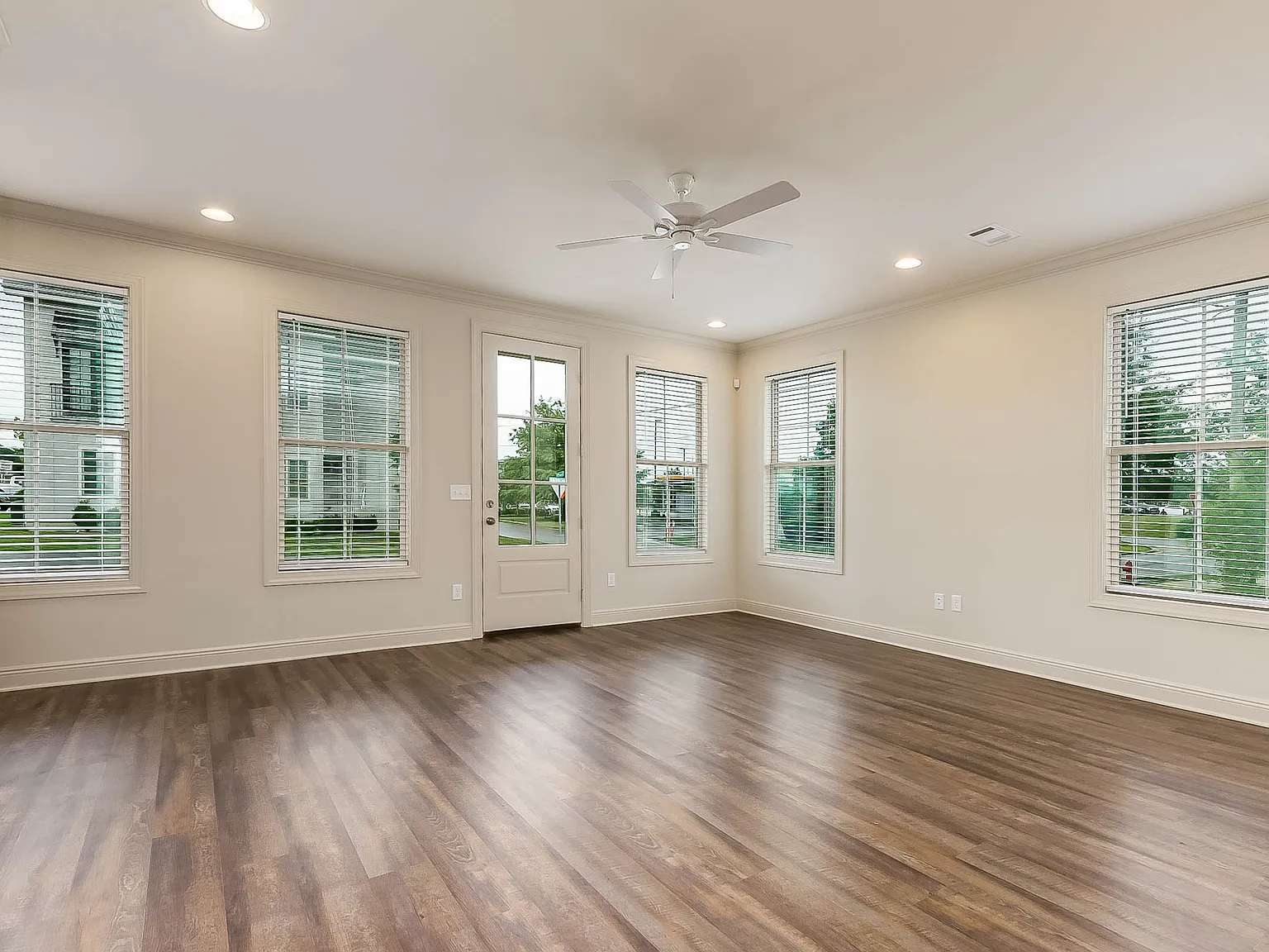3 bed, 3.5 bath, 1661 sqft, $2,400 — Photo 4
