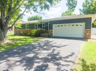 15 Lakedale Dr, Salem, IL 62881