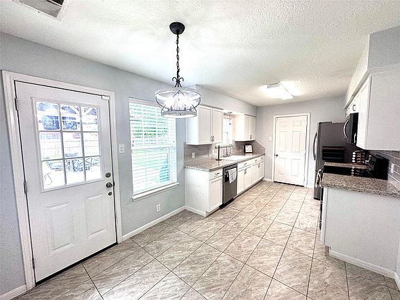 3rd image of 2809 La Mesa St