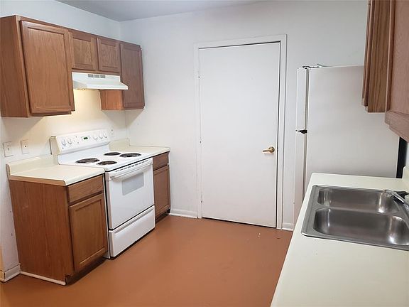 2nd image of 303 N 1st St