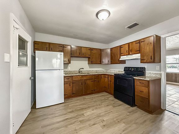3rd image of 1412 Keats Cir