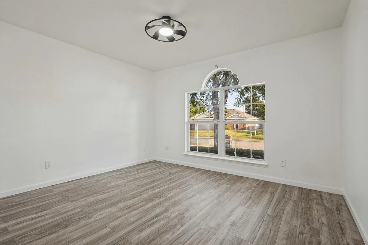 3 bed, 2.0 bath, 1648 sqft, $2,050 — Photo 2