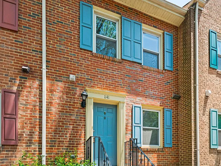 1141 N Vernon St — Photo 2
