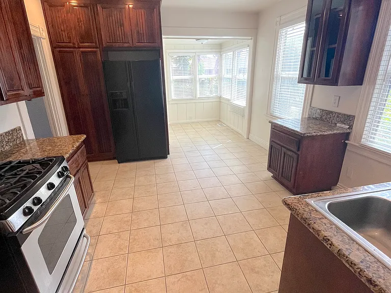 703 Manzanita Ave — Photo 7
