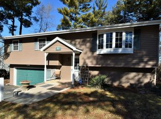 17 Woodland Rd, Lake In The Hills, IL 60156