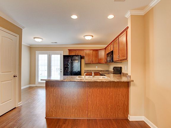 5th image of 303 Sam Houston Cir