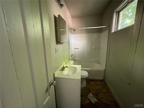 5th image of 205 Isabella St