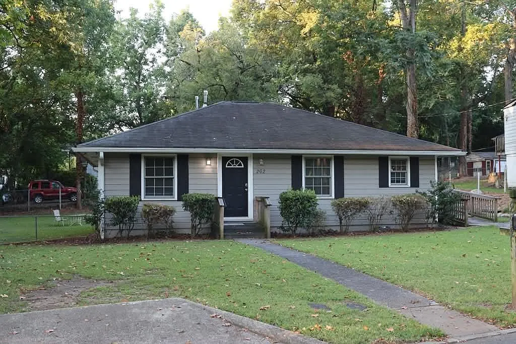3 bed, 2.0 bath, 1216 sqft, $2,200 — Photo 2