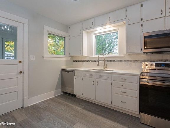 Image 4: 04_309OakSt_177001_Kitchen_LowRes