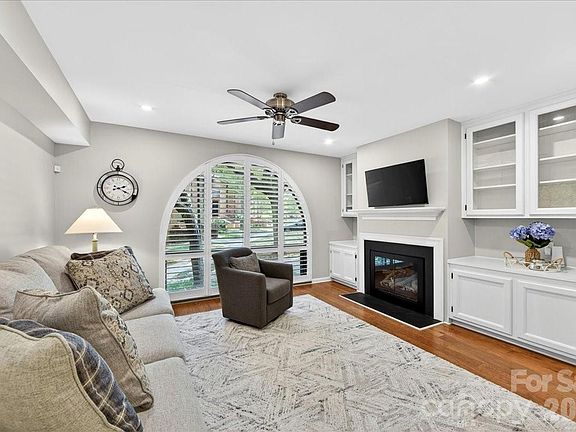 3rd image of 5803 Sharon Rd APT K