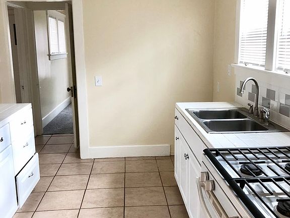 4th image of 2212 C St #2124