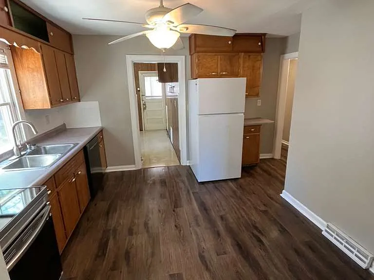 1047 N Dennis Ave — Photo 3