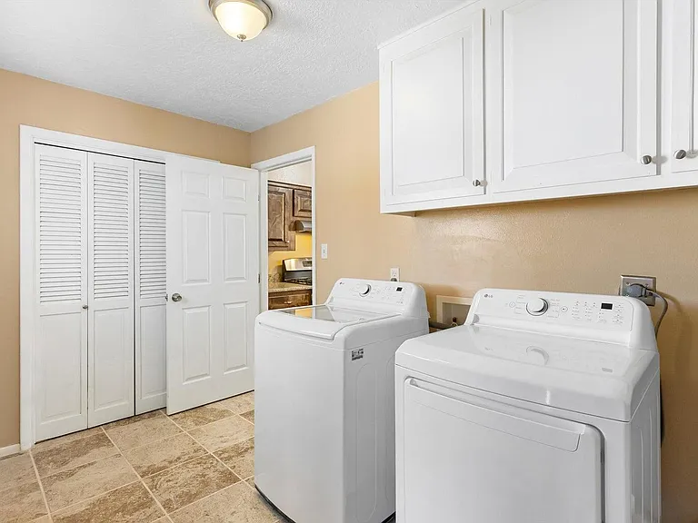 3721 Mary Ellen St NE — Photo 15