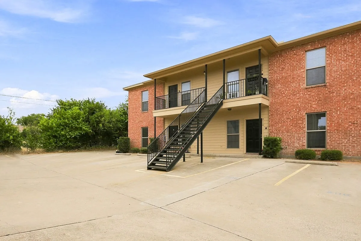 2100 2106 Breezy Dr - 2104 Breezy — Photo 4