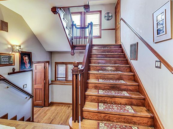 3rd image of 4733 N Winthrop Ave