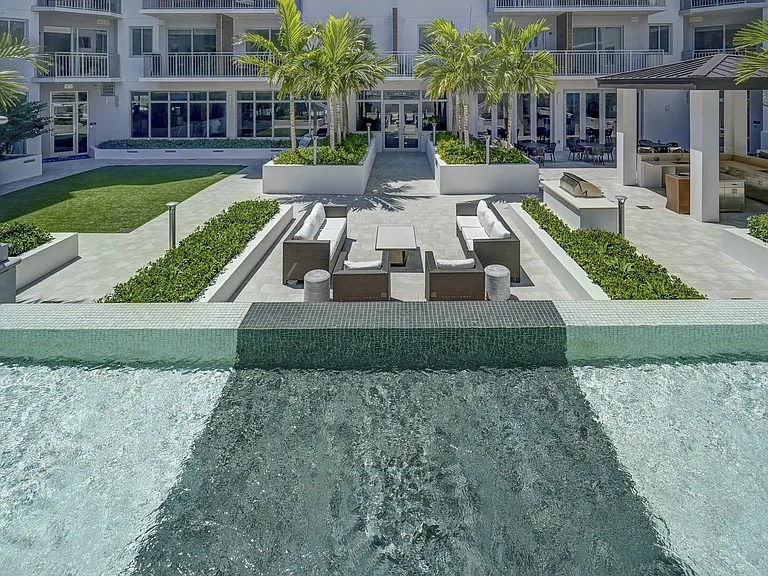 Oversea At Flagler Banyan Square — Photo 14