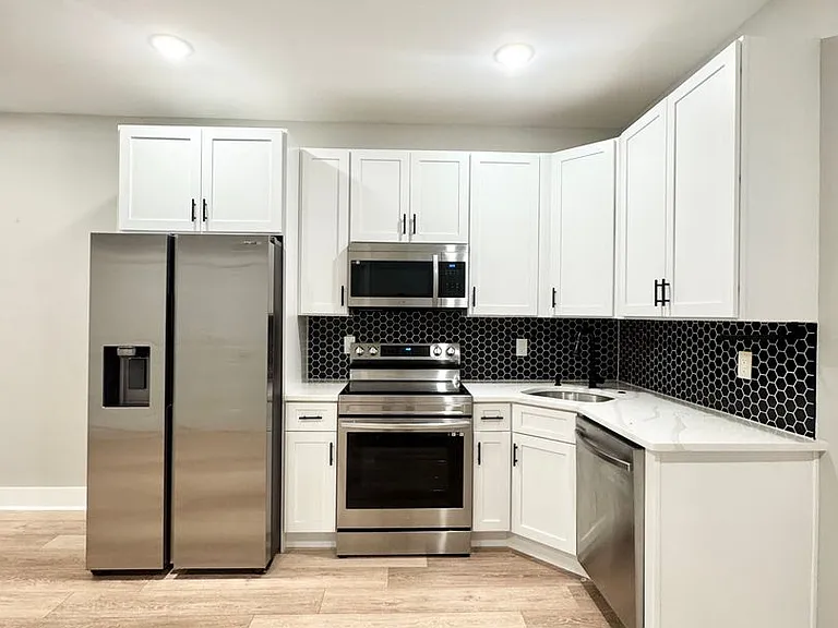 Gorgeous New Diamond St Construction Boasting Luxury Finishes — Photo 28