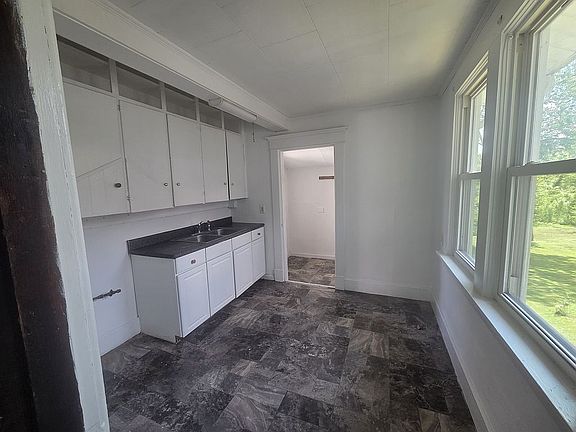 5th image of 646 Phillips St