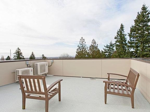 2nd image of 8911 B Roosevelt Way NE