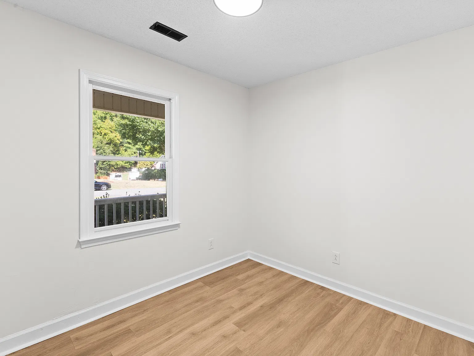 3 bed, 1075 sqft, $1,650 — Photo 2