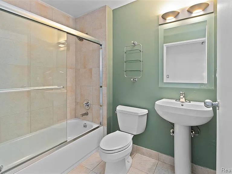 6533 E Jefferson Ave #604 — Photo 16