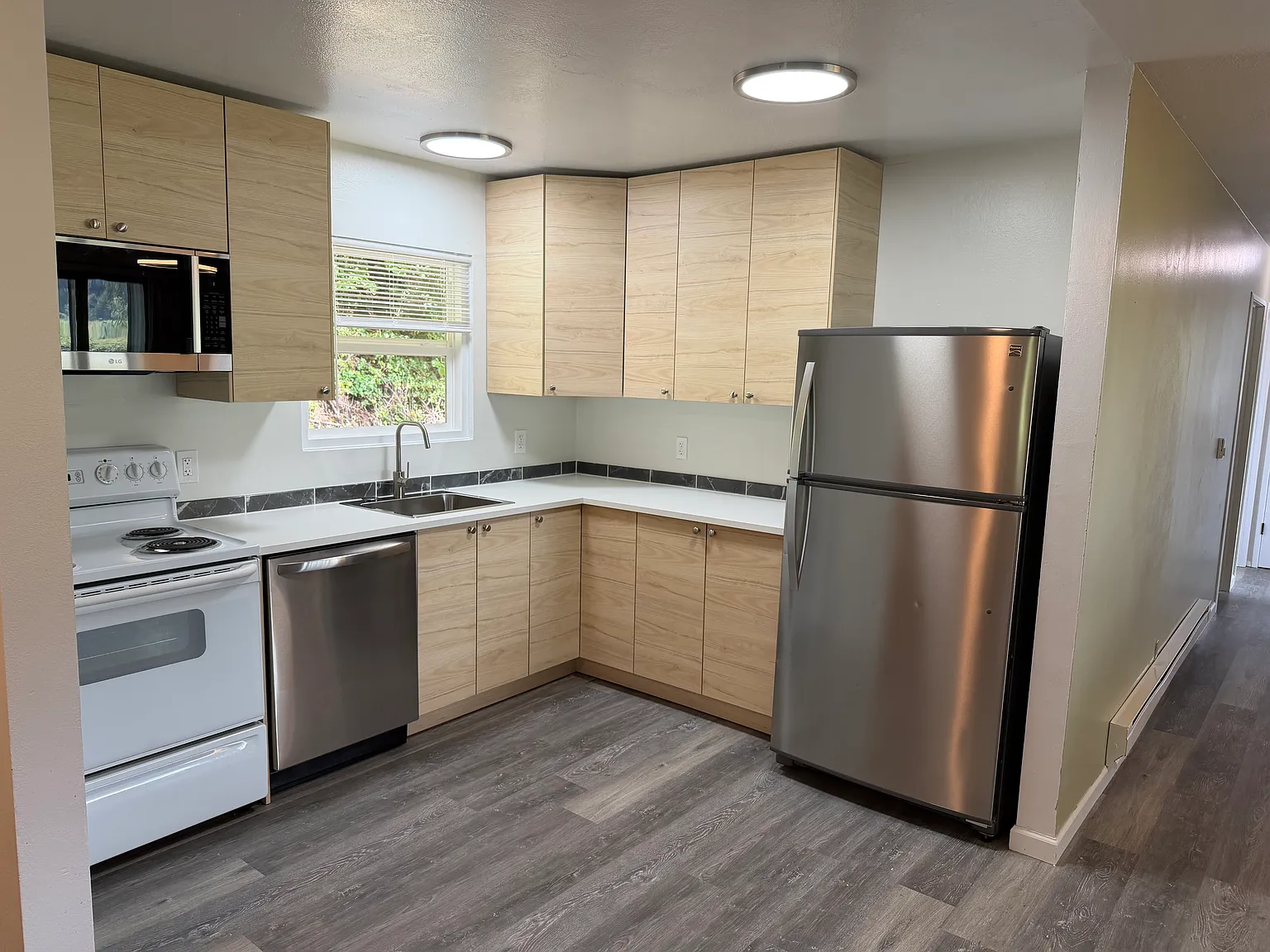 3 bed, 1100 sqft, $2,300 — Photo 2