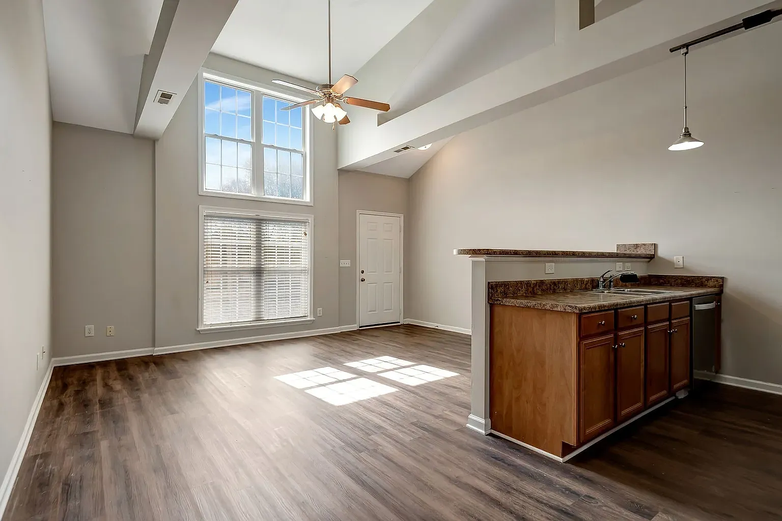 2 bed, 1121 sqft, $1,650 — Photo 2