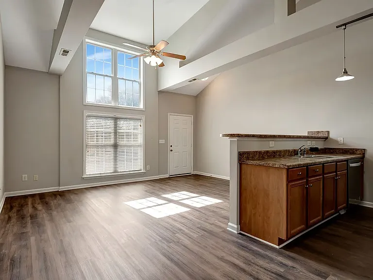 1032 Wildwood Dr — Photo 3