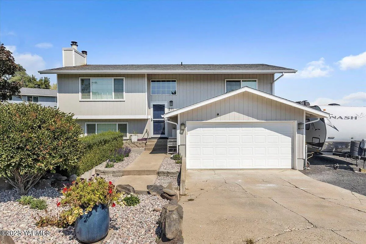 211 Palmer Dr photo 1