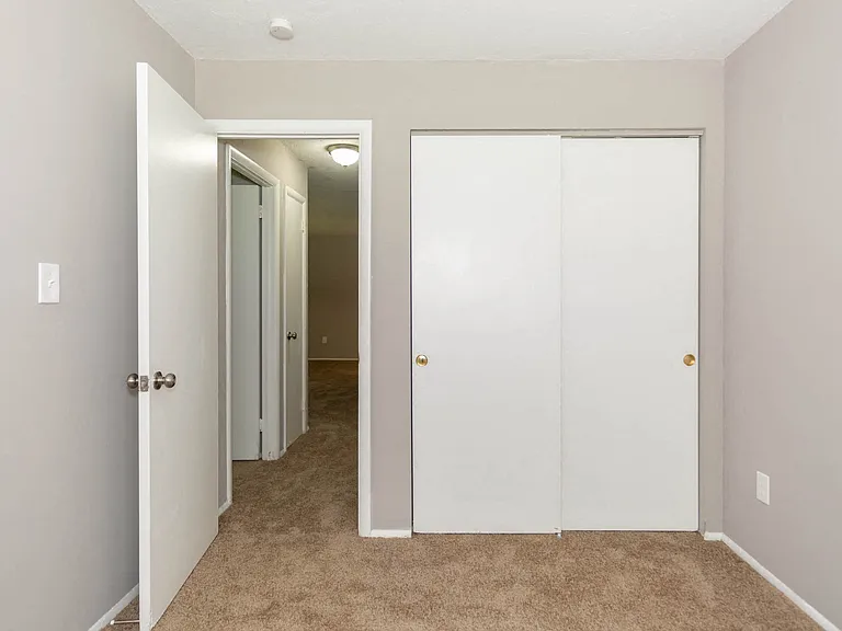 Kensington Club Apartments — Photo 12