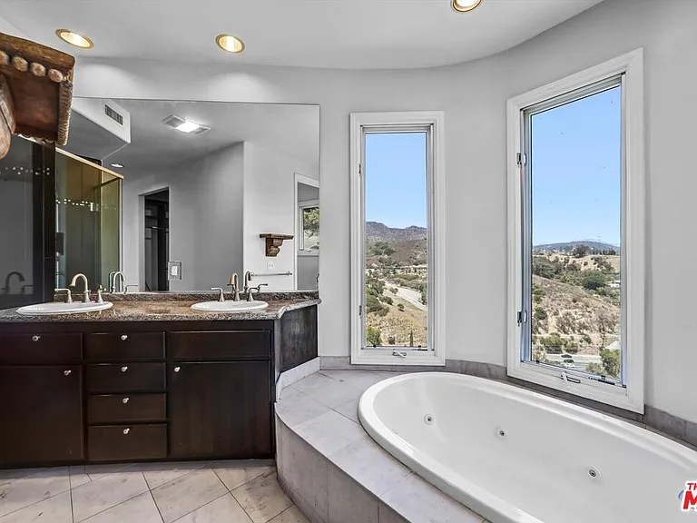 6852 Woody Trl — Photo 19