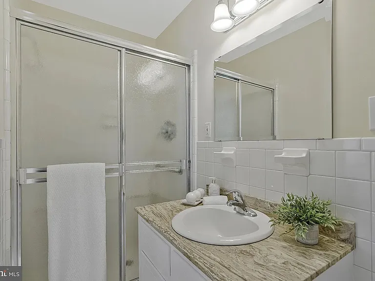 8009 Lewinsville Rd — Photo 15