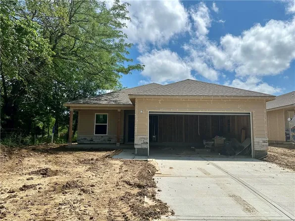 2826 Woodfield Dr, Tonganoxie, KS 66086