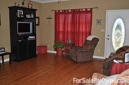 4th image of 1017 Robert St