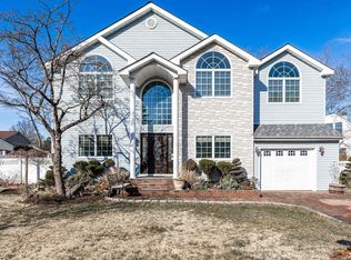 8 Meadow Ln, Syosset, NY 11791