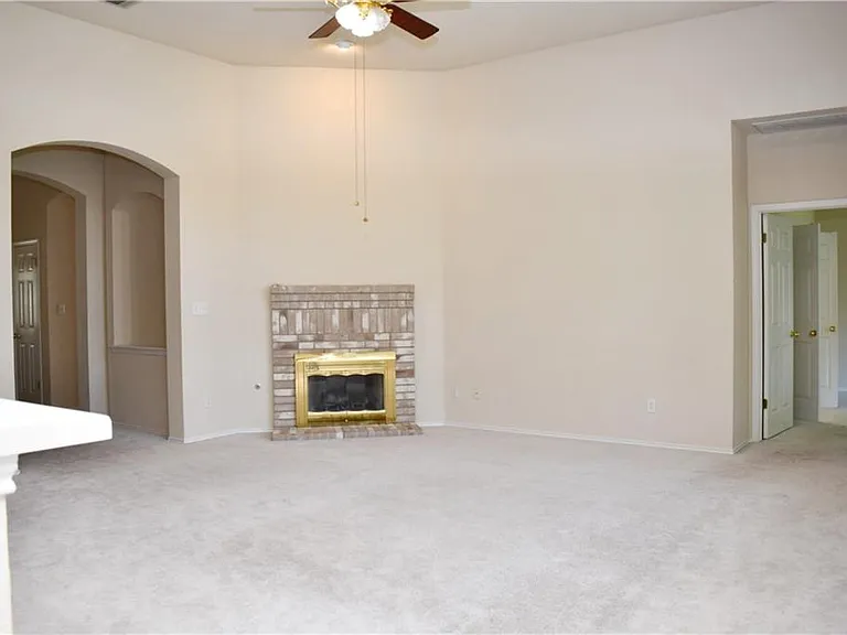 704 Thrush Dr — Photo 3