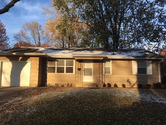 Family friendly home in Terrace Lake Gardens available for Rent located in South Kansas City near Red Bridge Rd and Grandview with easy access to downtown Kansas City.