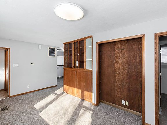 4th image of 589 Oaklawn Ave